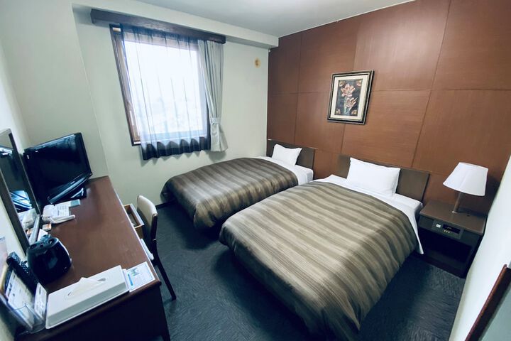 Room 7 of 33