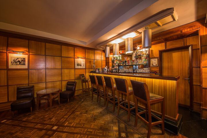Lounge 44 of 53