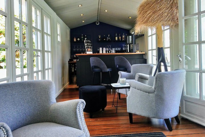 Lounge 45 of 53