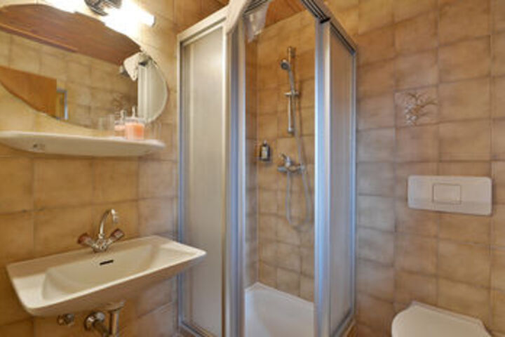 Room 4 of 115