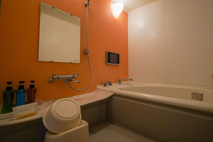 Room 33 of 46