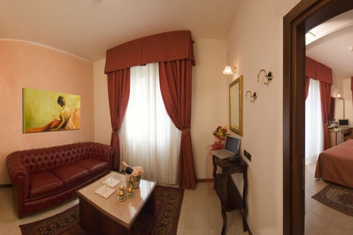 Room 7 of 48