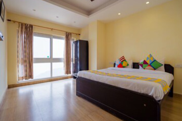 Oyo 13160 Home City Heart 3Bhk Mall Road