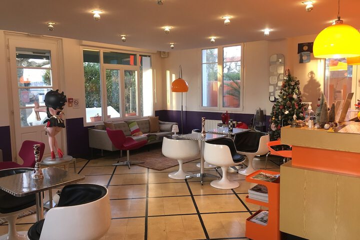 Lounge 43 of 47