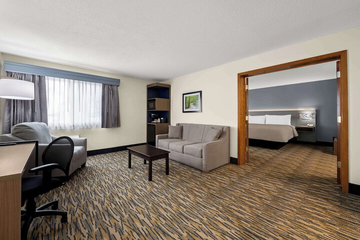 1 King Accessible Bathtub First Floor Microwave, Refrigerator WiFi Continental Breakfast (19 of 23)