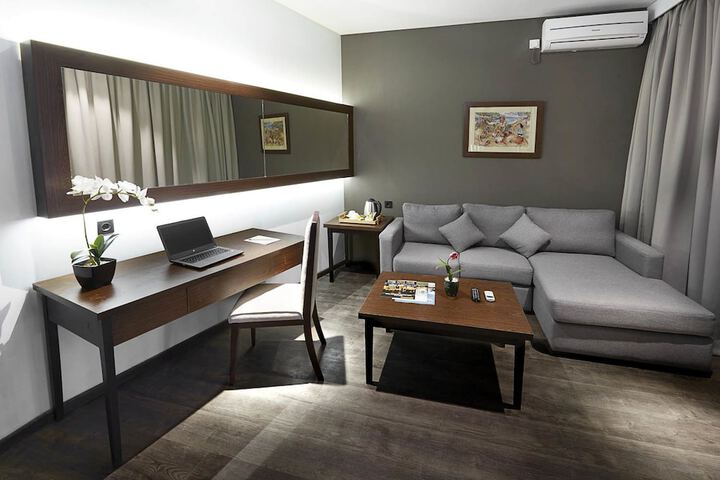 Room 10 of 30