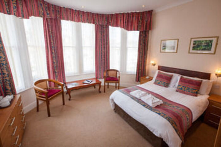 Room 10 of 28