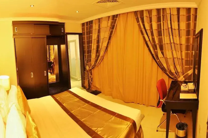 Room 4 of 11