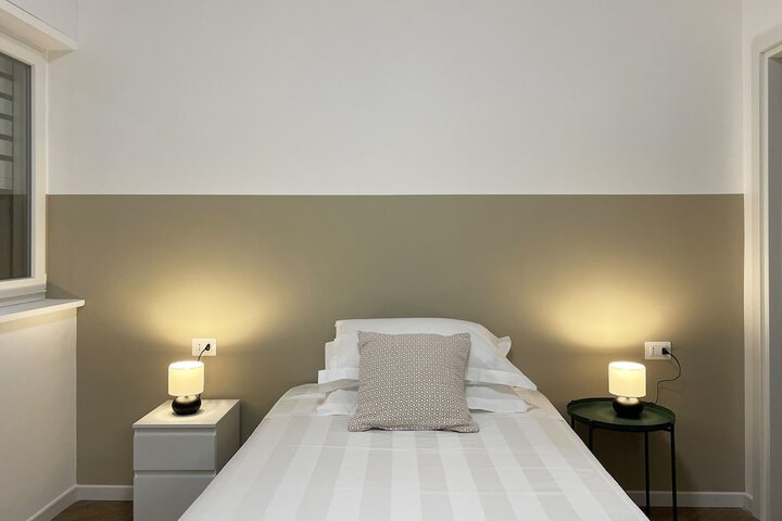 Room 10 of 28