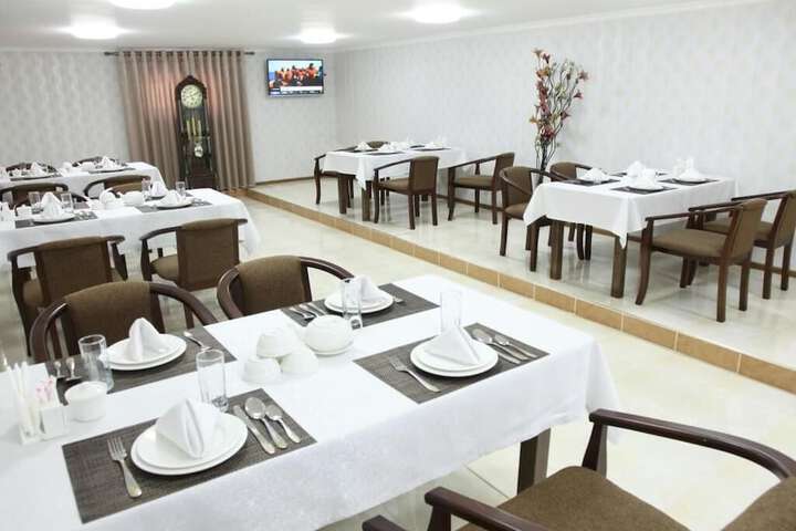 Dining 16 of 19