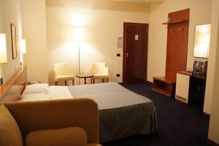 Room 10 of 38