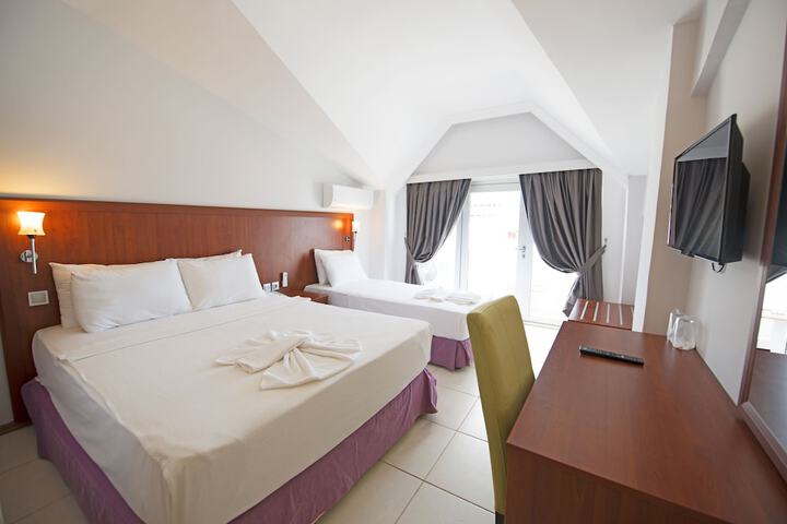 Room 6 of 18