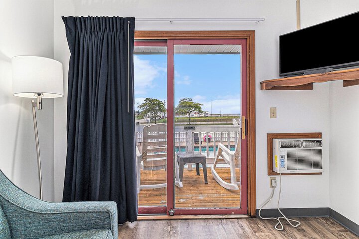 Economy Queen Bed Lake View Patio (36 of 82)