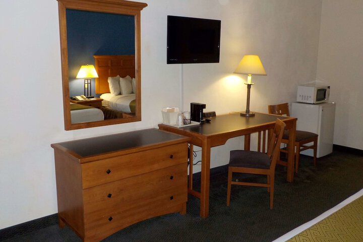 1 Queen Accessible Roll in Shower Desk Microwave, Refrigerator WiFi Continentalbreakfas (15 of 20)