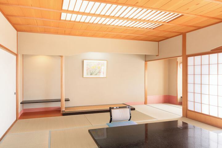 Room 4 of 12