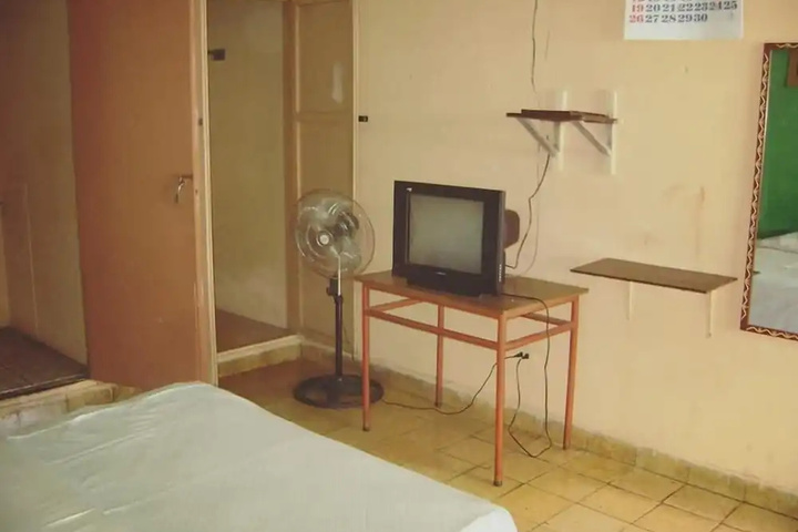 Room 4 of 10