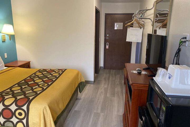 1 Queen Bed (4 of 22)