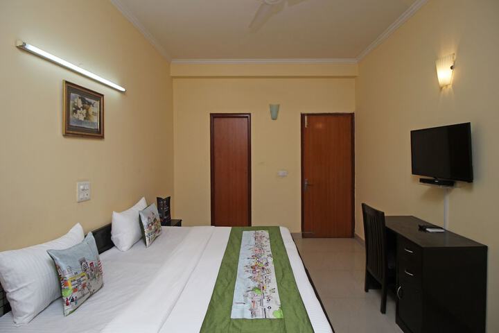 Room 4 of 12