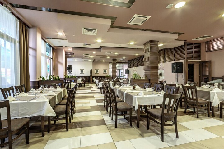 Dining 16 of 17