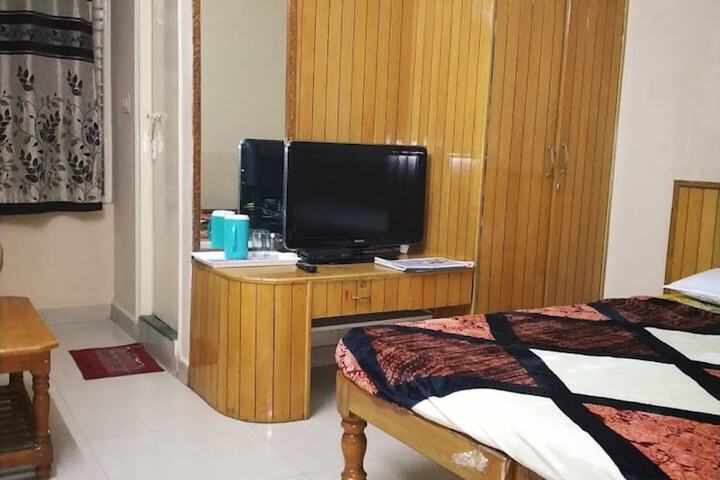 Room 4 of 8