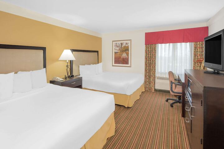 1 Queen Bed Mobility Accessible (9 of 10)