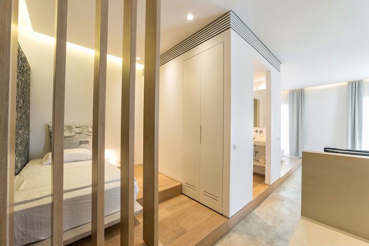 Room 44 of 283