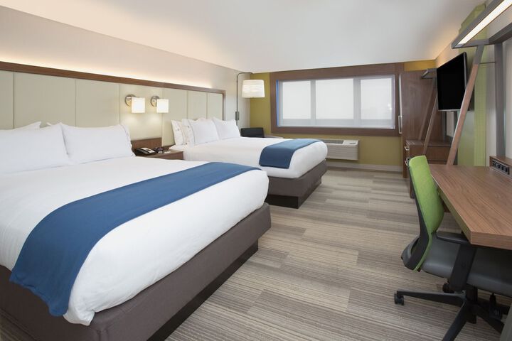2 Queen Beds (6 of 7)