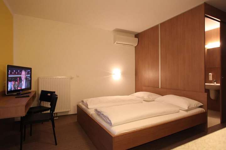 Room 11 of 39