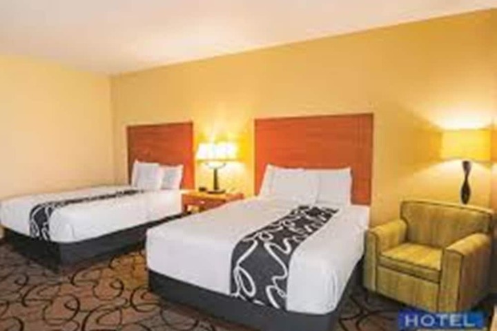 2 Queen Beds Lake Pool View (3 of 10)