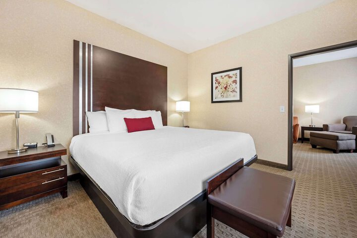 1 King Accessible Comm Assist Bathtub Microwave, Refrigerator WiFi Full Breakfast (8 of 13)