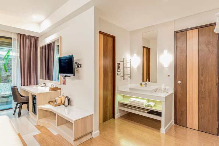 Room 27 of 272