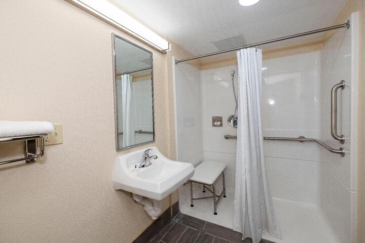 ADA Superior King with Shower (14 of 14)