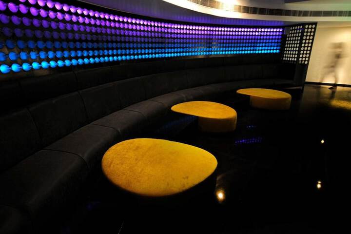 Lounge 100 of 121