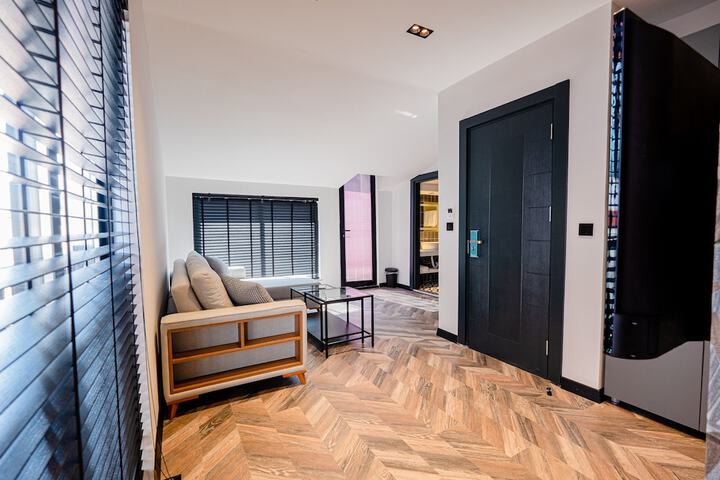 Room 8 of 15
