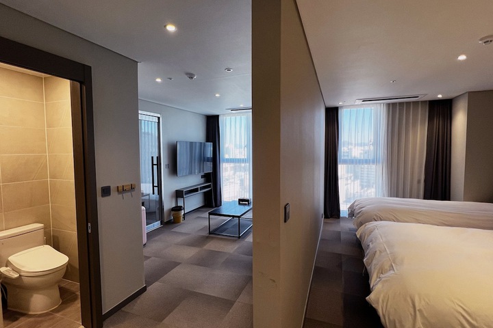 Room 21 of 33