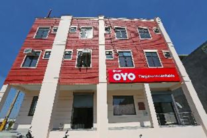 OYO 19306 Flagship C-block Sector 41