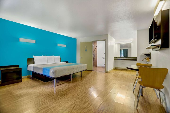 Room 4 of 24