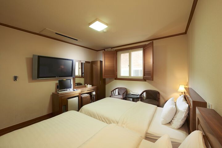 Room 9 of 32