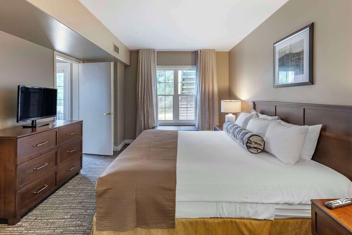 1 King Bed Efficiency (7 of 16)