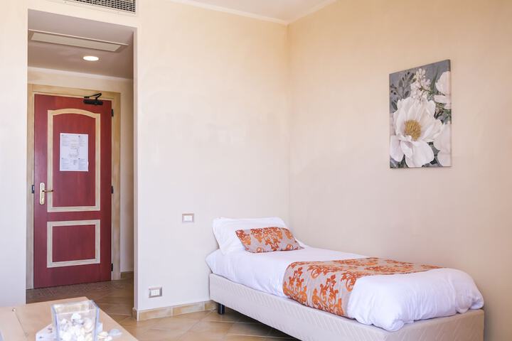 Room 12 of 103