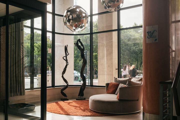 Entrance & Lobby