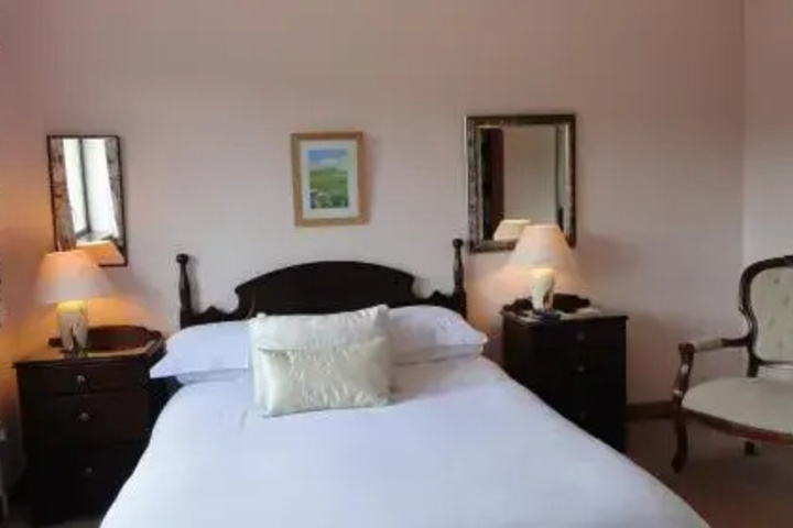 Room 6 of 11