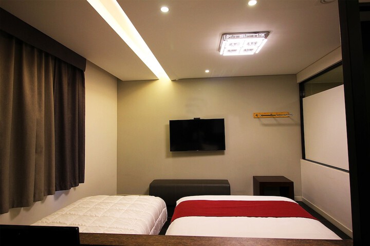 Room 28 of 74