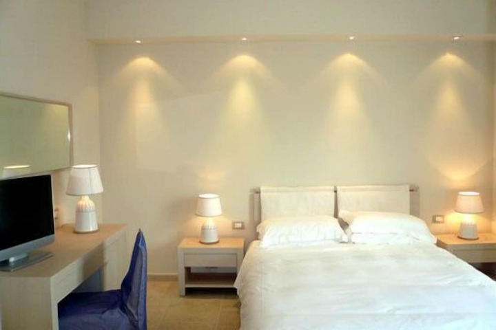 Room 6 of 25