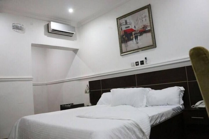 Room 5 of 19
