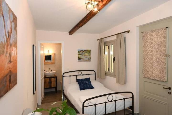 Room 4 of 79