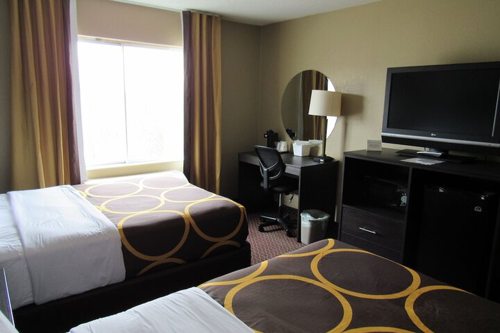 2 Queen Beds (10 of 18)