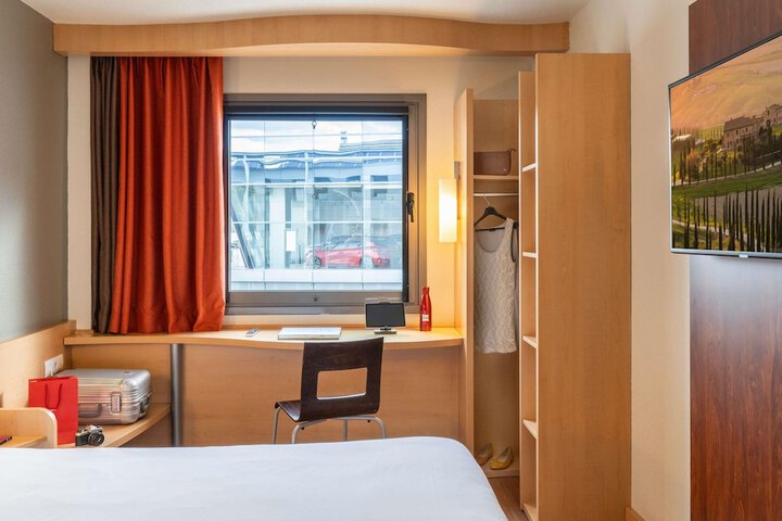 Room 3 of 65
