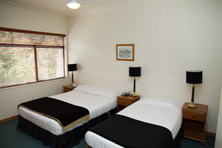 Room 6 of 33