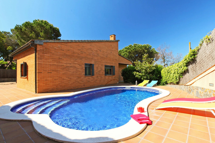 Pool 10 of 15